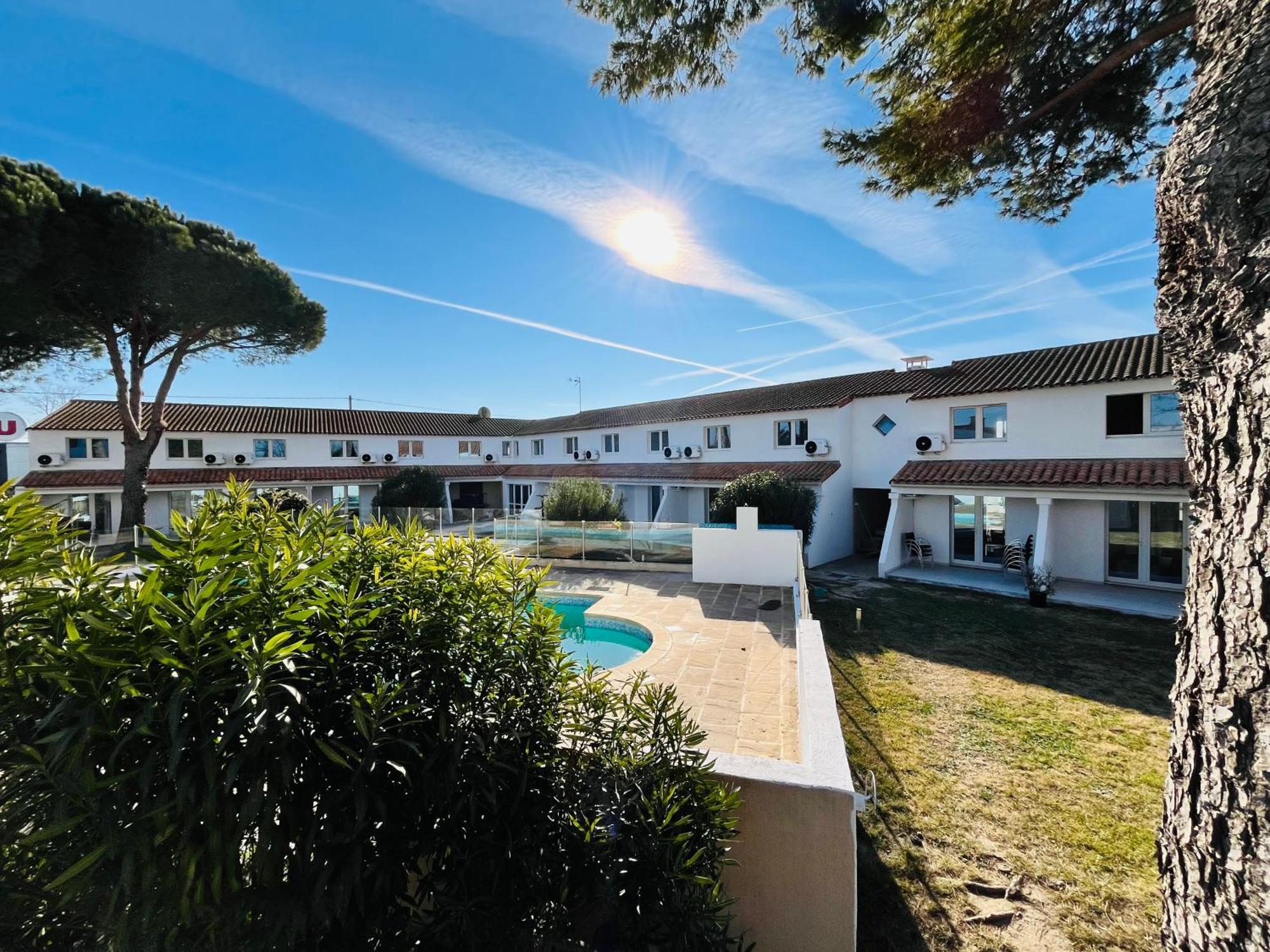 Artemia Aigues-Mortes - Hotel Avec Piscine Exteriör bild