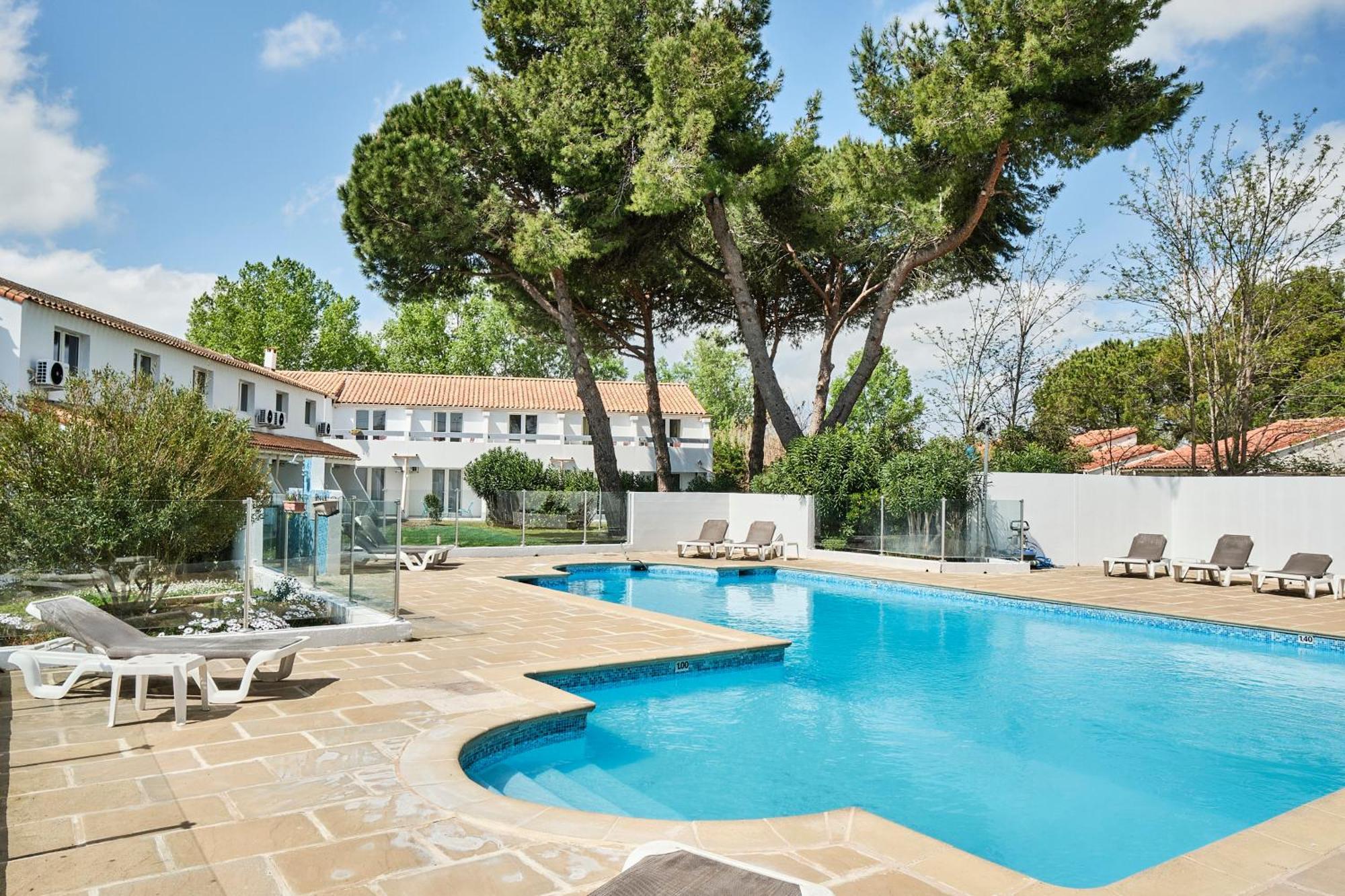 Artemia Aigues-Mortes - Hotel Avec Piscine Exteriör bild