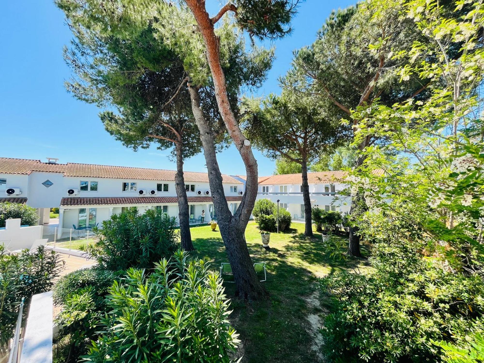 Artemia Aigues-Mortes - Hotel Avec Piscine Exteriör bild