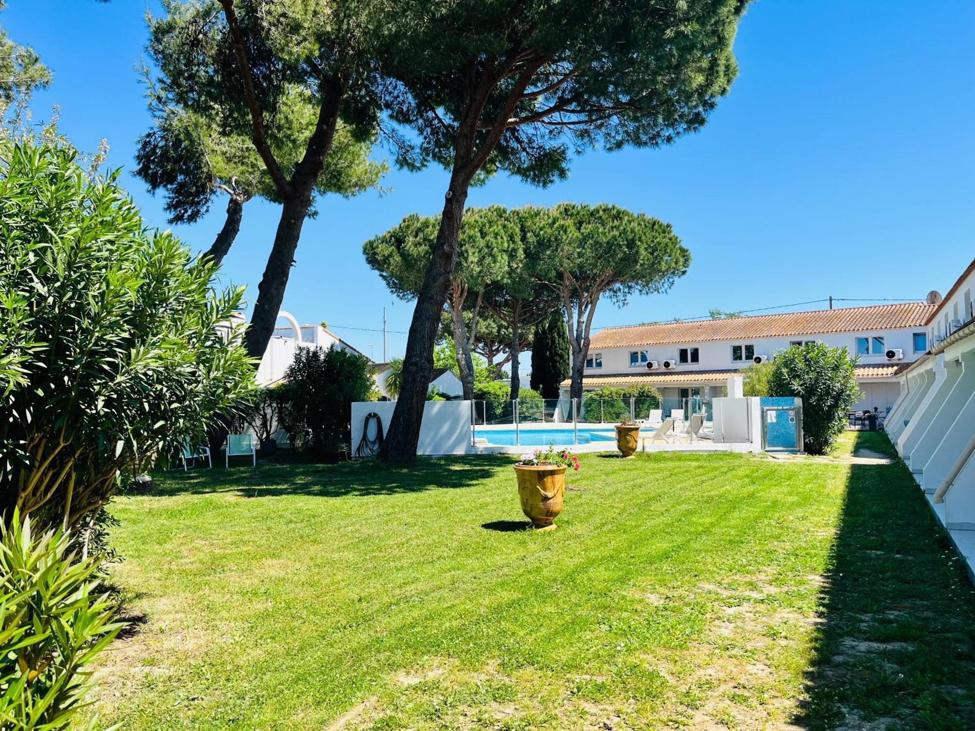 Artemia Aigues-Mortes - Hotel Avec Piscine Exteriör bild