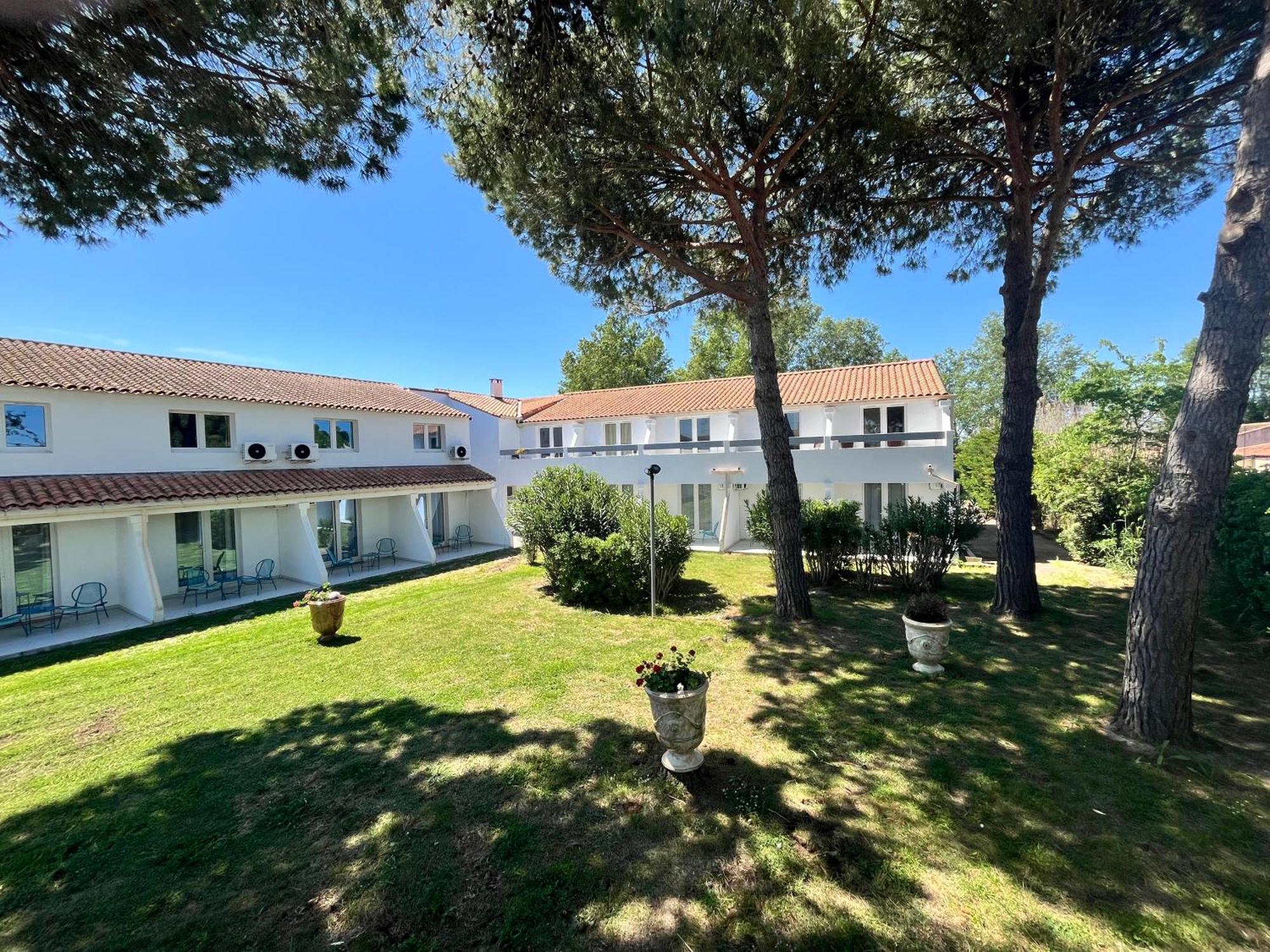 Artemia Aigues-Mortes - Hotel Avec Piscine Exteriör bild