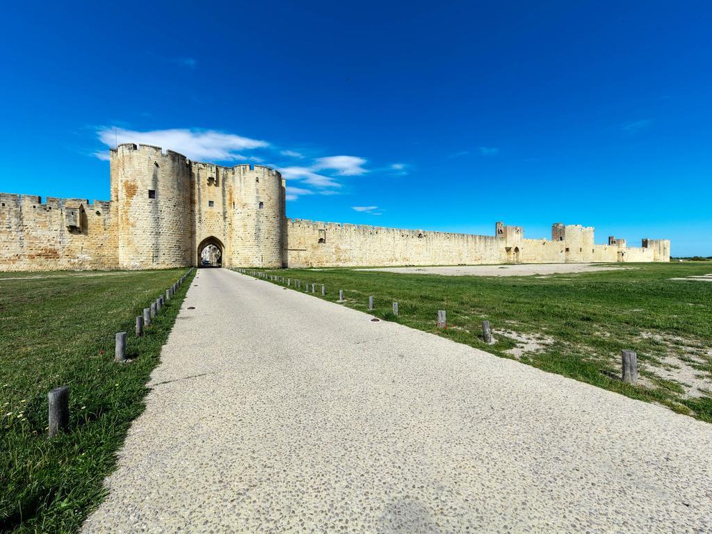 Artemia Aigues-Mortes - Hotel Avec Piscine Exteriör bild