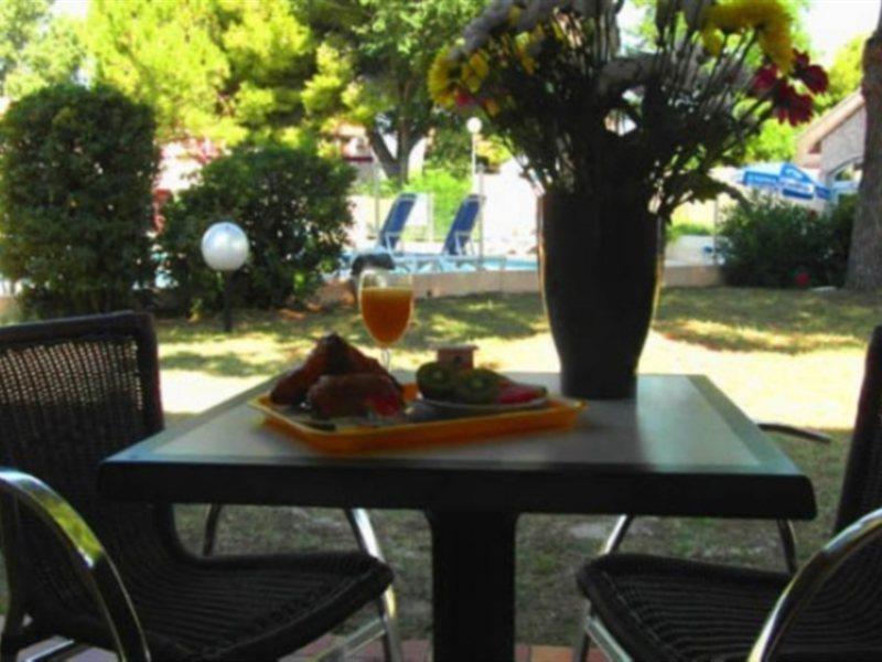 Artemia Aigues-Mortes - Hotel Avec Piscine Exteriör bild